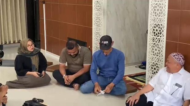 Gubernur Jawa Barat Dedi Mulyadi mengunjungi rumah Yai Mim dan Sahara di Joyogrand Kavling Depag Atas, Kota Malang