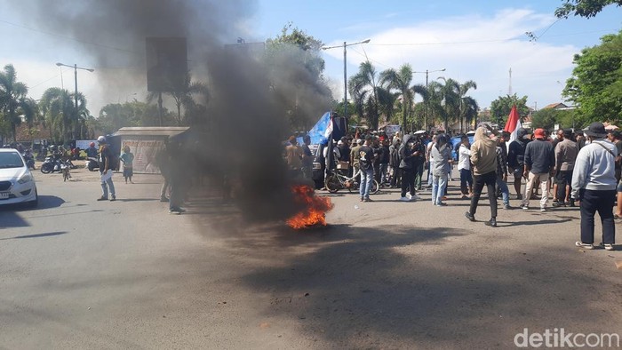 Suasana aksi demo di Alun-alun Tayu, Pati, Senin (6/10/2025).
