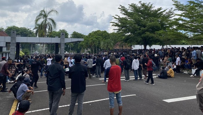 Suasana massa saat ini di kantor PT Timah.