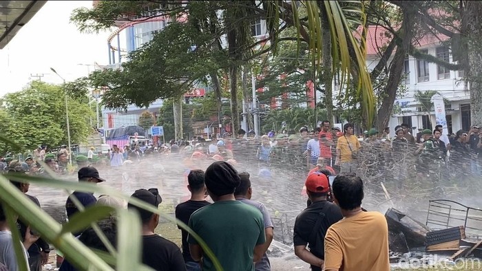 Petugas memadamkan kobaran api saat demo di PT Timah