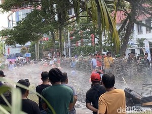 Video: Demo Penambang di Babel Sempat Ricuh, Massa Rusak Pagar-Pecahkan Kaca