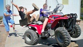 Kayak foto iklan asuransi. Foto: joshydrop via Bored Panda