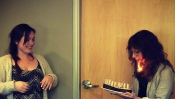 Lagi ngerayain ultah temannya di kantor. Di foto ini, belum ada yang sadar bahwa rambut gadis itu terbakar. Foto: MURPHtheSURF via Bored Panda