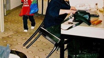 Detik-detik bangkunya patah. Foto: JohnSmithington via Bored Panda