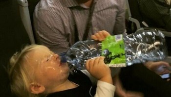 Lagi kehausan banget di penerbangan yang panjang. Foto: basshead541 via Bored Pandaa