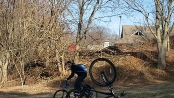 Jatuh dari sepeda. Foto: Reddit via Bored Panda