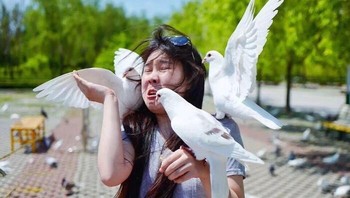 Nggak lagi main sama merpati. Foto: SmileyFace-_- via Bored Panda