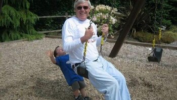 Kakeknya nggak sadar cucunya di belakang kena seruduk. Foto: AdamE89 via Bored Panda