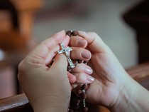 Susunan Doa Rosario 1 November 2025: Bersatu dalam Cinta dan Pengharapan