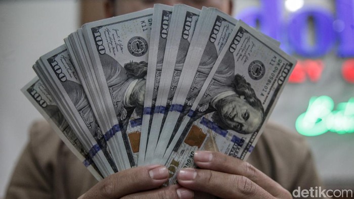 Nilai tukar dolar Amerika Serikat (AS) menguat terhadap rupiah pagi ini. Mata uang Paman Sam bergerak naik dan berada di level Rp 16.500-an.