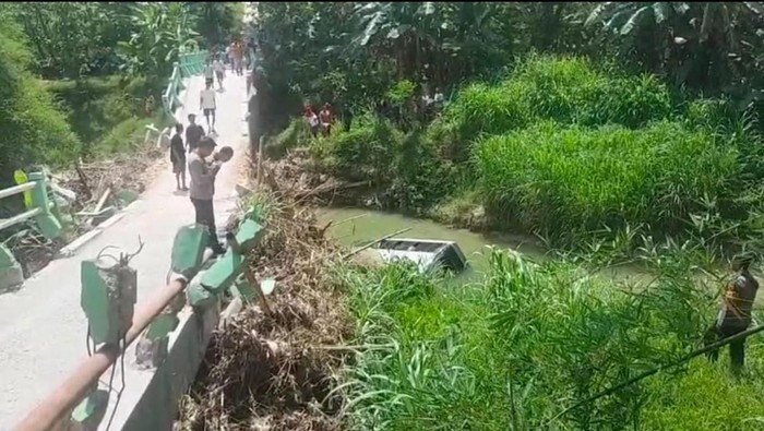 Elf terperosok di sungai saat melintasi jembatan penghubung di Kecamatan Pulokulon, Kabupaten Grobogan, Senin (6/10/2025).
