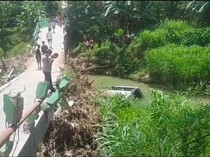 Elf Nyemplung Sungai di Dusun di Grobogan