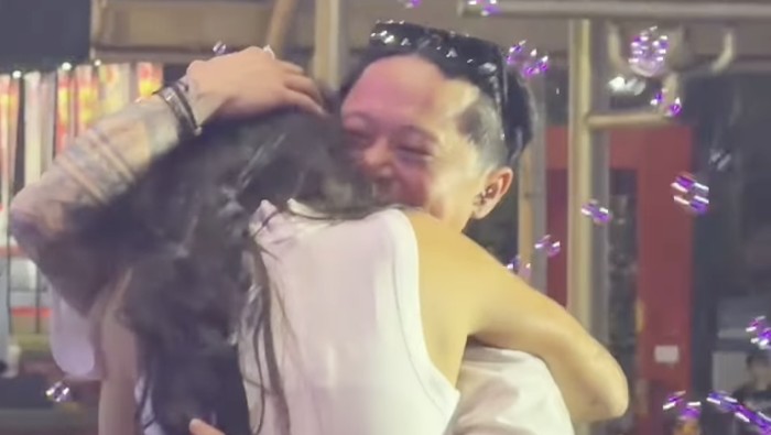 DJ Bravy memeluk Erika Carlina usai lamarannya diterima, Minggu (5/10/2025).