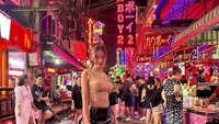 Tak kalah seru, ada momennya saat liburan di Bangkok, Thailand. Di sana ia mengunjungi spot jajanan kaki lima untuk mencicipi kuliner unik. Foto: Instagram/@eri.carl