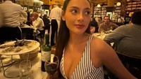 Ini adalah momen Erika Carlina saat menikmati hidangan di restoran. Terlihat di dalam video, ada menu oyster yang disajikan segar. Foto: Instagram/@eri.carl