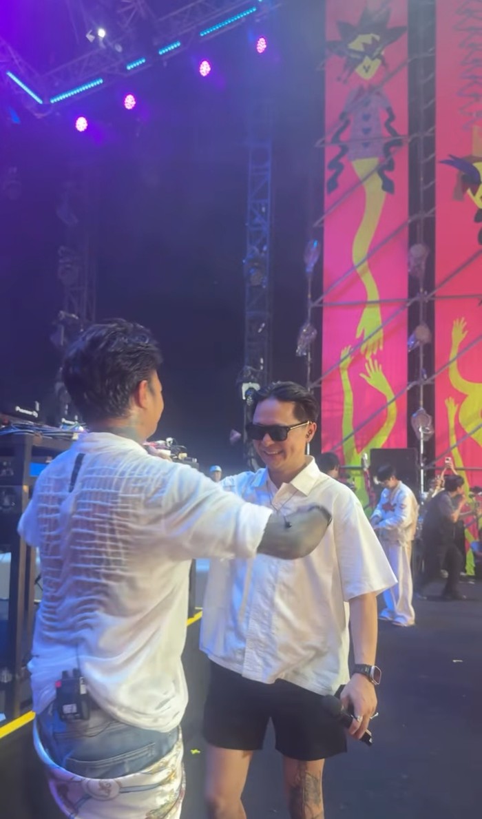 Momen Erika Carlina dilamar DJ Bravy di Synchronize Fest 2025.