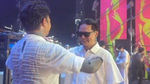 DJ Bravy mengejutkan ribuan penonton saat tiba-tiba mengajak Erika Carlina naik ke atas panggung. Foto: Instagram @bravyson.vconk / @rachelvennya
