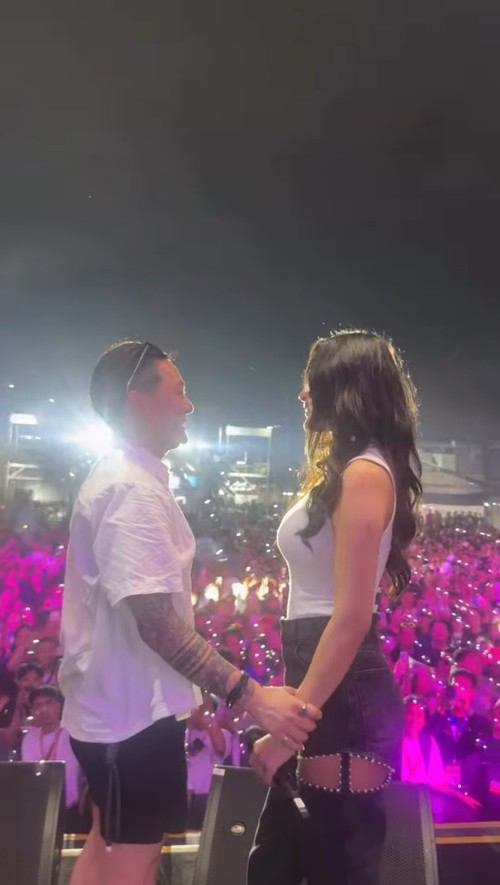 Momen Erika Carlina dilamar DJ Bravy di Synchronize Fest 2025.