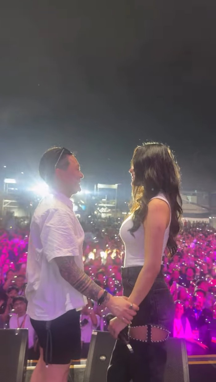 Momen Erika Carlina dilamar DJ Bravy di Synchronize Fest 2025.