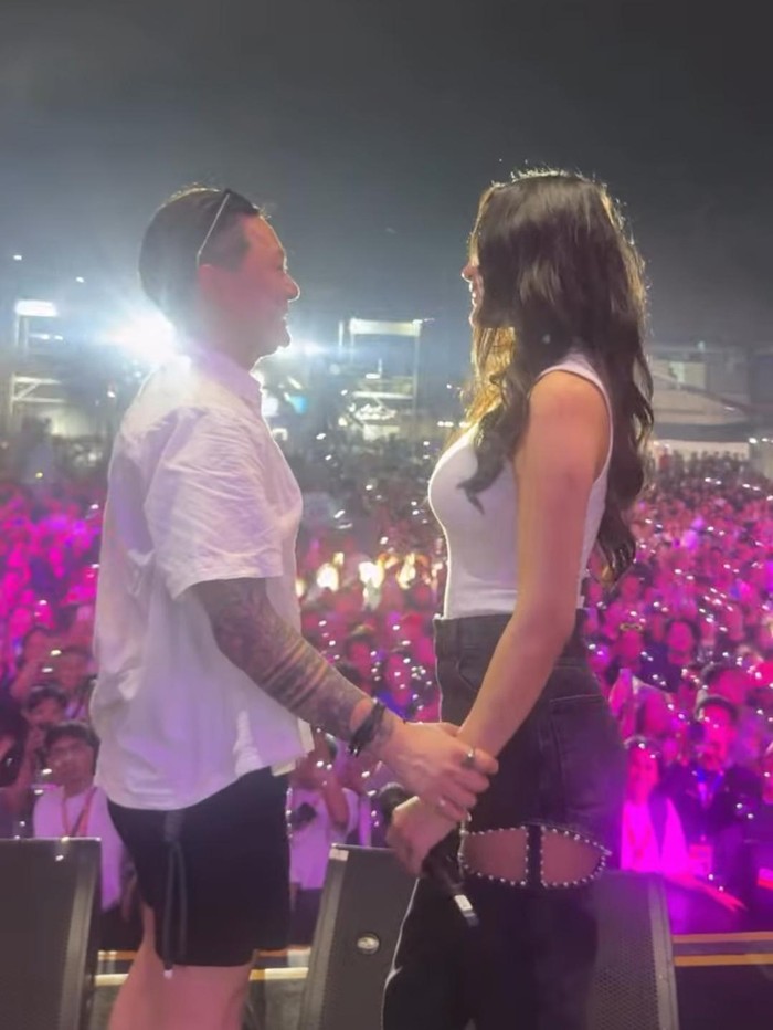 Erika Carlina Momen Erika Carlina dilamar DJ Bravy di Synchronize Fest 2025.