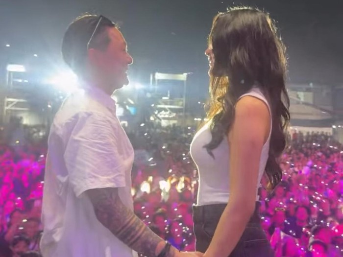 Momen Erika Carlina dilamar DJ Bravy di Synchronize Fest 2025.