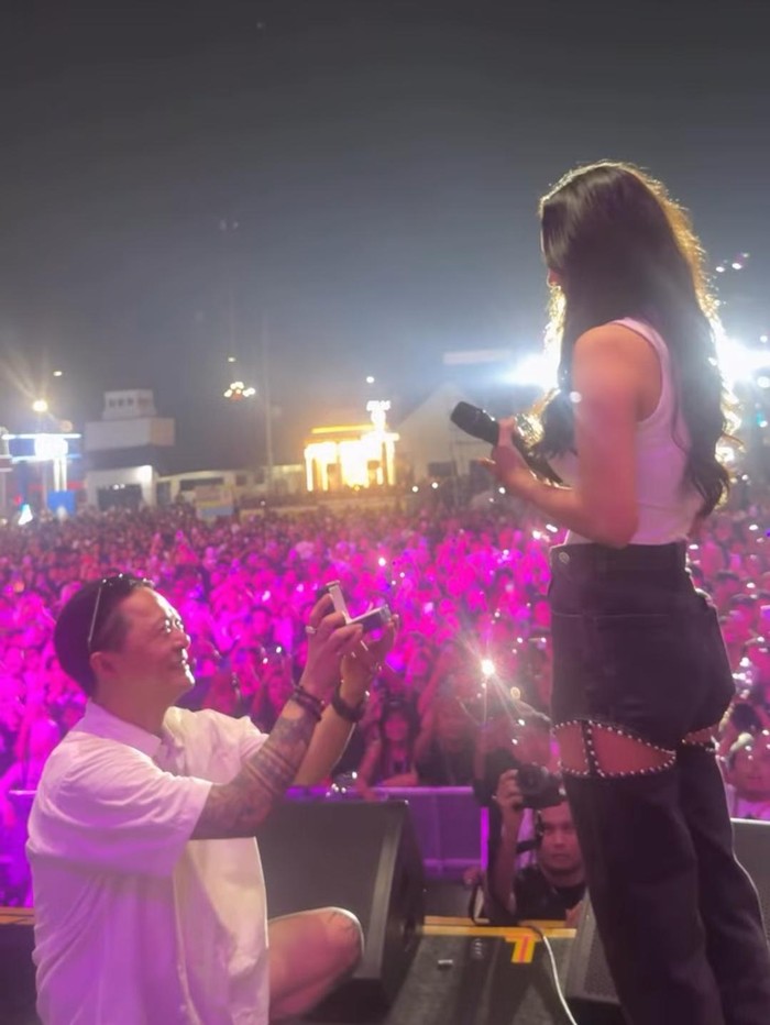 Momen Erika Carlina dilamar DJ Bravy di Synchronize Fest 2025.