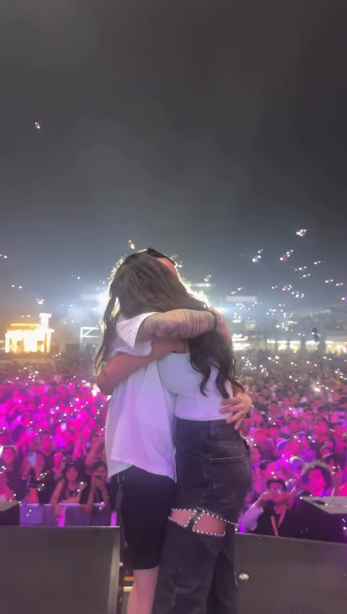 Momen Erika Carlina dilamar DJ Bravy di Synchronize Fest 2025.