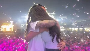 “Iya, aku mau,” jawab Erika, disambut gemuruh teriakan dan kembang api yang meledak di langit malam. Foto: Instagram @bravyson.vconk / @rachelvennya