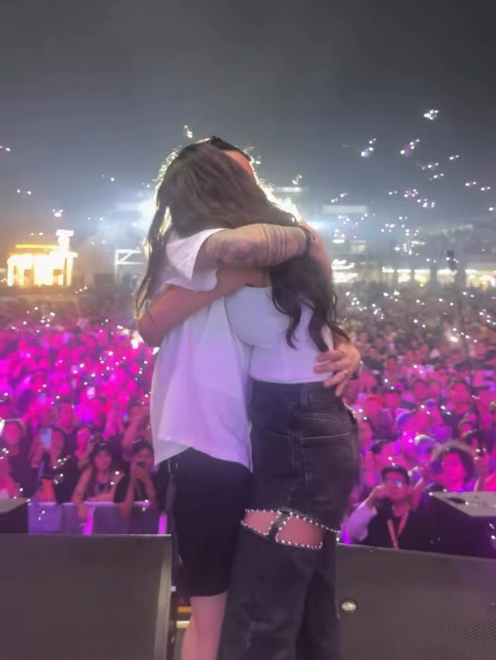 Momen Erika Carlina dilamar DJ Bravy di Synchronize Fest 2025.