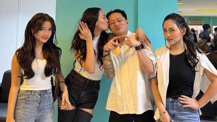 Momen Erika Carlina dilamar DJ Bravy di Synchronize Fest 2025.