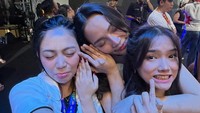 Erika memamerkan cincin dari Bravy sambil memeluk Fuji dan Rachel Vennya. Foto: Instagram @rachelvennya
