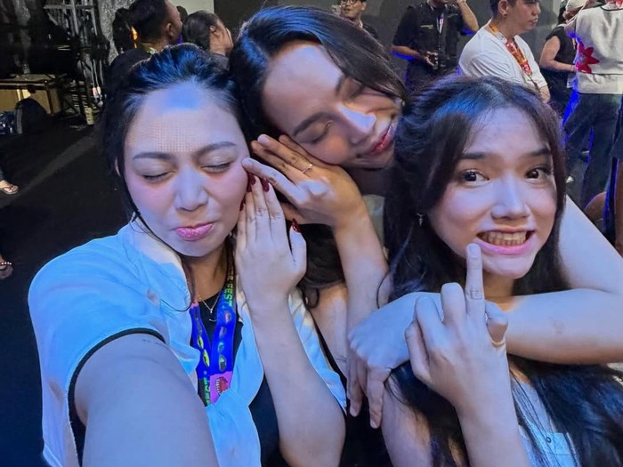 Erika Carlina Momen Erika Carlina dilamar DJ Bravy di Synchronize Fest 2025.