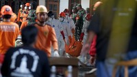 Dari jumlah tersebut, sebanyak 104 orang dilaporkan selamat, sementara 63 orang meninggal dunia, termasuk enam bagian tubuh korban yang berhasil ditemukan. ANTARA FOTO/Umarul Faruq