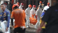 Hingga kini, petugas masih berupaya menyingkirkan tumpukan reruntuhan di area utama musala yang roboh total. ANTARA FOTO/Umarul Faruq