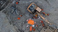 Evakuasi dilakukan dengan bantuan alat berat serta dukungan anjing pelacak untuk mempercepat pencarian korban di lokasi yang dipenuhi puing beton dan material bangunan. ANTARA FOTO/Umarul Faruq