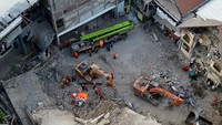 Tim SAR memperkirakan masih ada sekitar 10 orang yang tertimbun di bawah reruntuhan bangunan dan kini masih dalam proses pencarian. ANTARA FOTO/Umarul Faruq