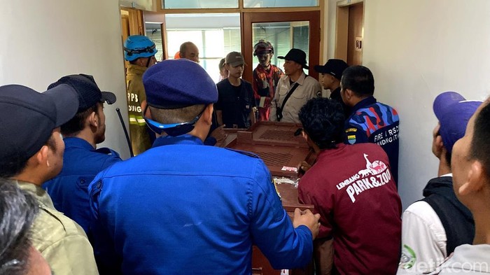 Evakuasi macan tutul di Sukasari, Kota Bandung.