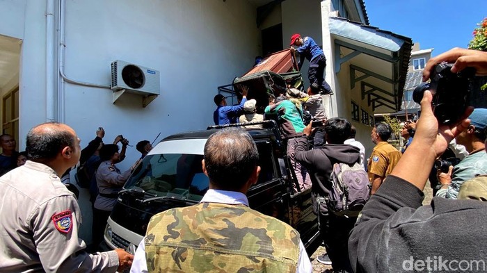 Evakuasi macan tutul di Sukasari, Kota Bandung.