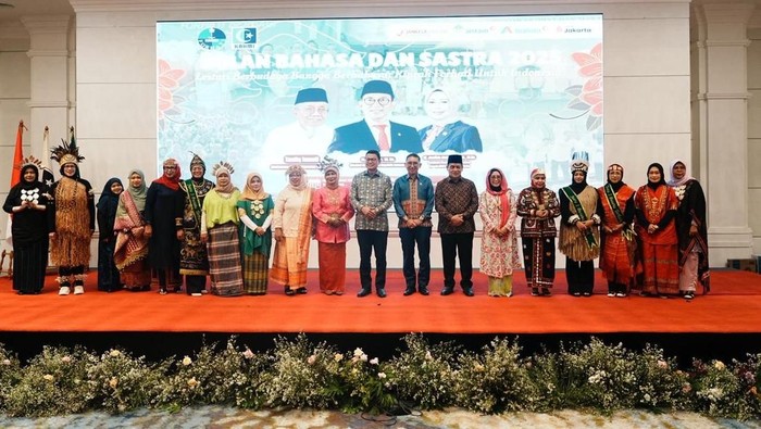Fadli Zon Sampaikan Orasi Sarasehan Budaya Forum Alumni HMI Wati Nasional Fadli Zon Sampaikan Orasi Sarasehan Budaya Forum Alumni HMI Wati Nasional