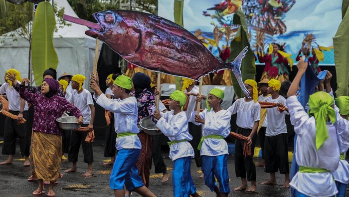 Festival Nyao Fufu di Ternate Pecahkan Rekor MURI Lewat Pengasapan Ikan Cakalang Terbanyak Seorang warga memperlihatkan ikan cakalang fufu saat mengikuti Festival Nyao Fufu di Kelurahan Dufa-Dufa Kampung Nelayan di Ternate, Maluku Utara, Senin (6/10/2025). Pemecahan rekor Museum Rekor Dunia Indonesia (MURI) dengan pengasapan sebanyak 6,62 ton ikan cakalang tersebut melibatkan sekitar 3.000 warga sebagai upaya untuk membantu peningkatan ekonomi lokal serta menjadi sarana pemasaran bagi pelaku UMKM di daerah itu. ANTARA FOTO/Andri Saputra
