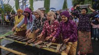 Dalam ajang budaya dan kuliner tahunan itu, masyarakat berhasil memecahkan Rekor Museum Rekor Dunia Indonesia (MURI) melalui kegiatan pengasapan ikan cakalang terbanyak, dengan total mencapai 6,62 ton. ANTARA FOTO/Andri Saputra