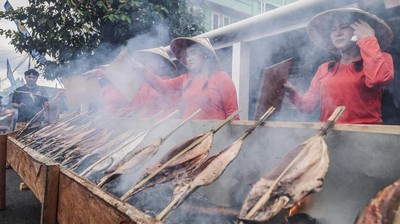 Festival Nyao Fufu di Ternate Pecahkan Rekor MURI Lewat Pengasapan Ikan Cakalang Terbanyak
