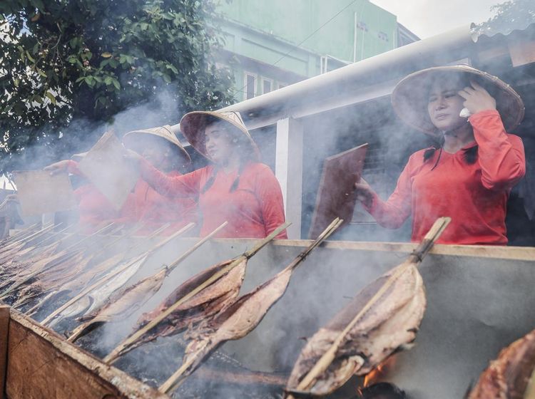 Festival Nyao Fufu di Ternate Pecahkan Rekor MURI Lewat Pengasapan Ikan Cakalang Terbanyak