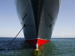 Wow! Manusia Tampak Mini Banget di Dekat Benda-Benda Raksasa