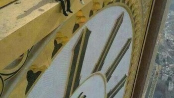 Dua Orang Duduk di Menara Jam Abraj Al Bait di Mekkah Foto: Boredpanda