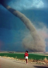 Foto Manusia vs Benda Raksasa