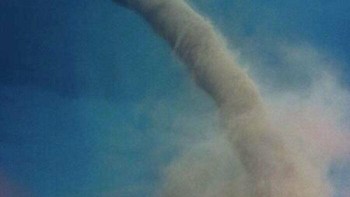 Warga Beaver City, Nebraska, Audra Thomas Berpose dengan Tornado Kategori F-1 di Dekat Ladang Keluarganya (Di Latar Belakang) - Foto Pemenang Kontes Kodak Karya Merrilee Thomas, 1989 Foto: Boredpanda