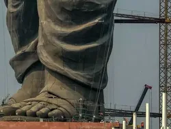 Wow! Manusia Tampak Mini Banget di Dekat Benda-Benda Raksasa