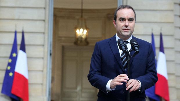 FOTO FILE: Perdana Menteri Prancis Sebastien Lecornu menyampaikan pernyataan di Hotel Matignon, Paris, pada 3 Oktober 2025, sebelum serangkaian konsultasi dengan partai-partai politik menjelang pengumuman pemerintahan baru. Alain Jocard/Pool via REUTERS/Foto File