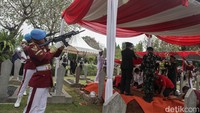 Setiba di area pemakaman, prajurit TNI yang telah bersiaga melaksanakan tembakan salvo sebagai tanda penghormatan terakhir sebelum prosesi pemakaman dimulai.